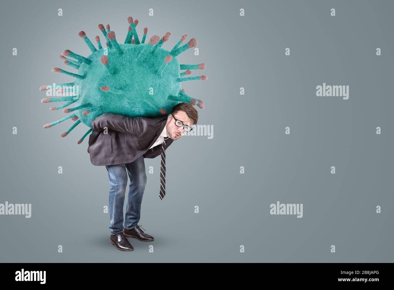 Unternehmer mit einem überdimensionalen Virus Stockfoto