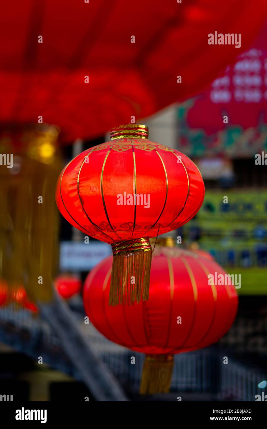 Rote chinesische Laternen auf der Straße während des chinesischen Neujahrs in Myanmar Stockfoto