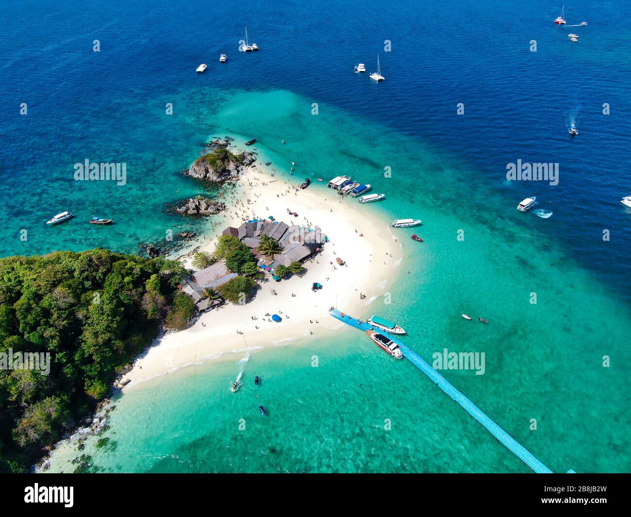 Luftansicht Mit Drone. Insel Khai Nai, Phuket, Thailand. Schöne tropische Insel mit weißem Sandstrand und türkisfarbenem klarem Wasser. Stockfoto