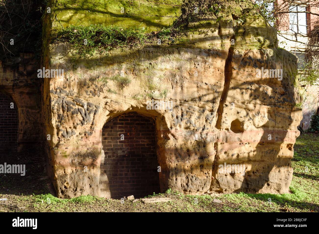 Eingang zu den Höhlen in Nottingham aus Sandstein. Stockfoto