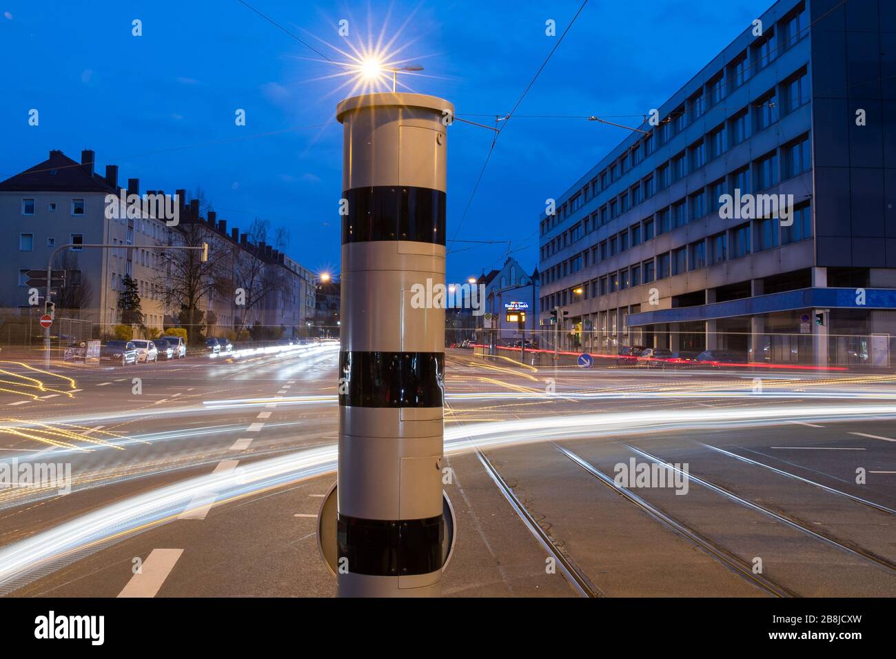 Nürnberg, Deutschland. März 2020. An einer Ampelkreuzung im Stadtzentrum befindet sich eine Blitzsäule (PoliScan Red Speed) mit kombinierter Überwachung von Rotlicht und Geschwindigkeit. Credit: Daniel Karmann / dpa / Alamy Live News Stockfoto