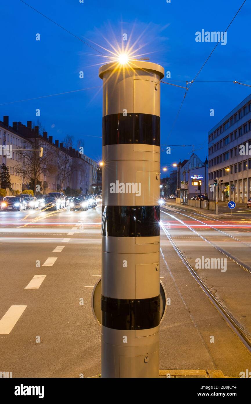 Nürnberg, Deutschland. März 2020. An einer Ampelkreuzung im Stadtzentrum befindet sich eine Blitzsäule (PoliScan Red Speed) mit kombinierter Überwachung von Rotlicht und Geschwindigkeit. Credit: Daniel Karmann / dpa / Alamy Live News Stockfoto