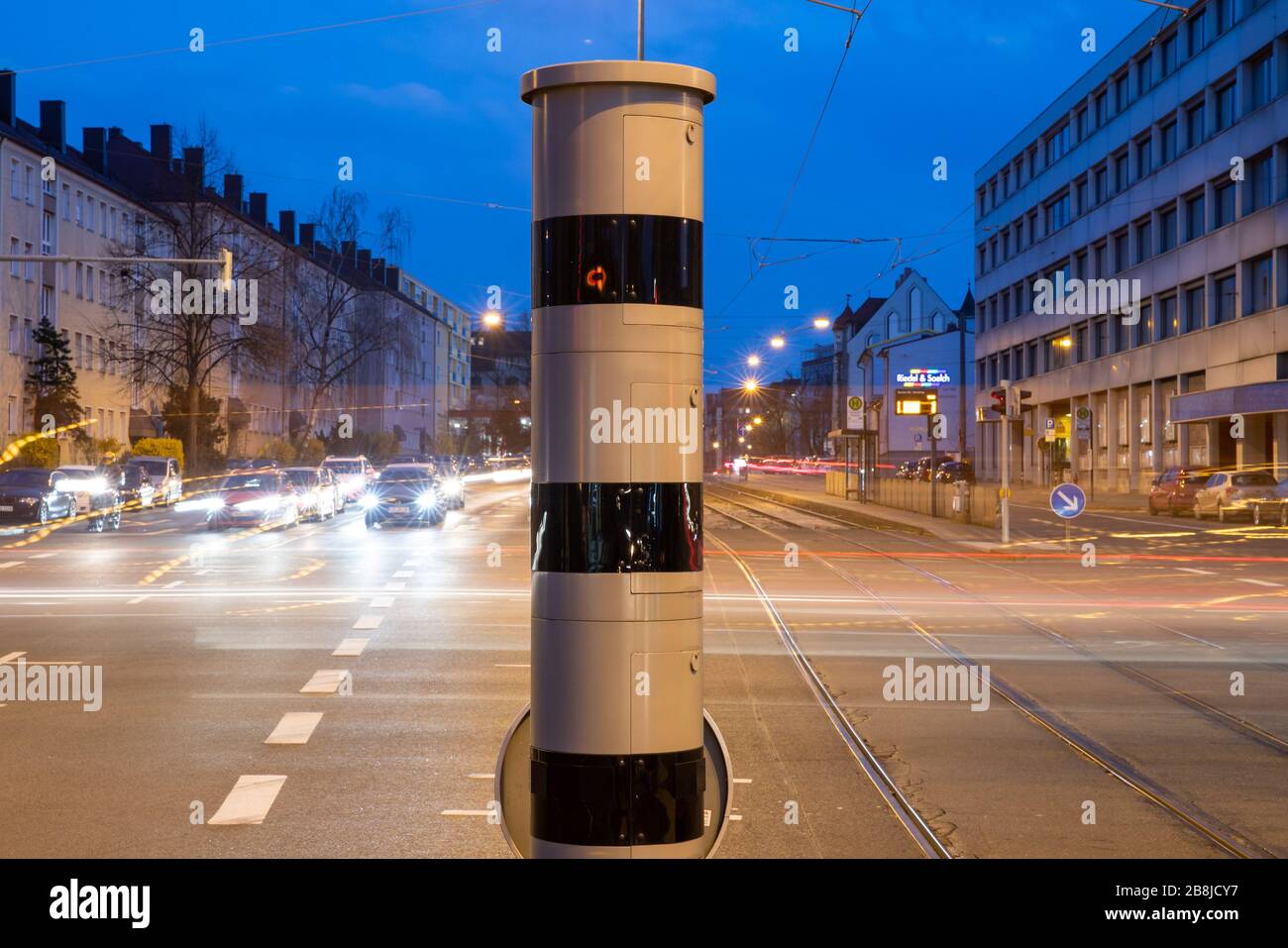 Nürnberg, Deutschland. März 2020. An einer Ampelkreuzung im Stadtzentrum befindet sich eine Blitzsäule (PoliScan Red Speed) mit kombinierter Überwachung von Rotlicht und Geschwindigkeit. Credit: Daniel Karmann / dpa / Alamy Live News Stockfoto