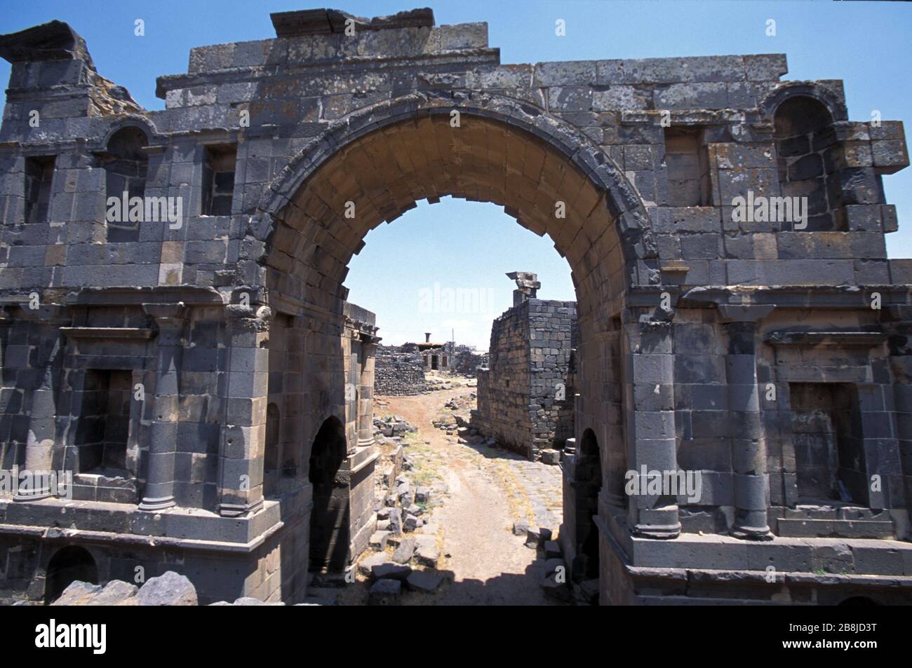 Nabatäischer Bogen und Säulen, alte römische Stadt Bosra, Syrien Stockfoto