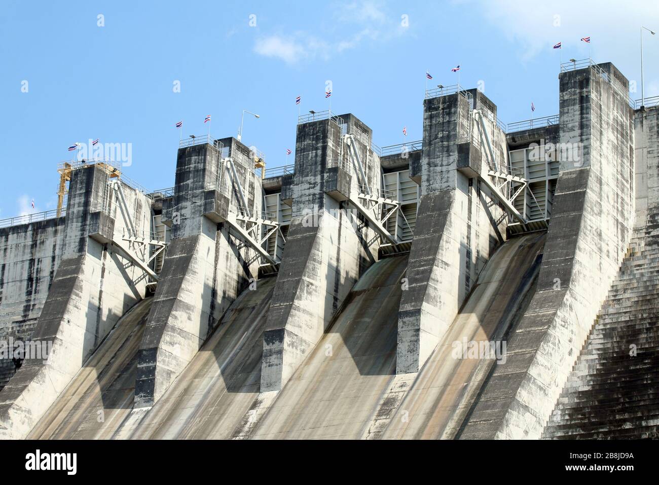 Staudamm, Staudamm auf Himmelshintergrund, Staudamm in Thailand Stockfoto