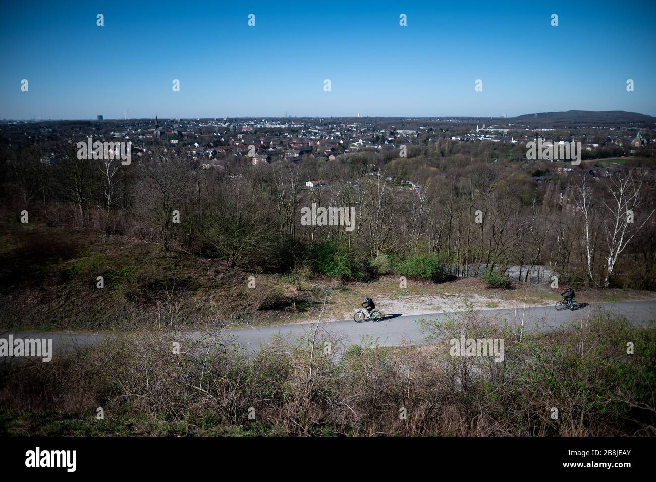 Bottrop, Deutschland. März 2020. Radfahrer fahren auf dem Weg zum Tetraeder Bottrop. Die Naherholungsgebiete des Ruhrgebiets werden trotz der Pandemie weiterhin besucht. Kredit: Fabian Strauch / dpa / Alamy Live News Stockfoto