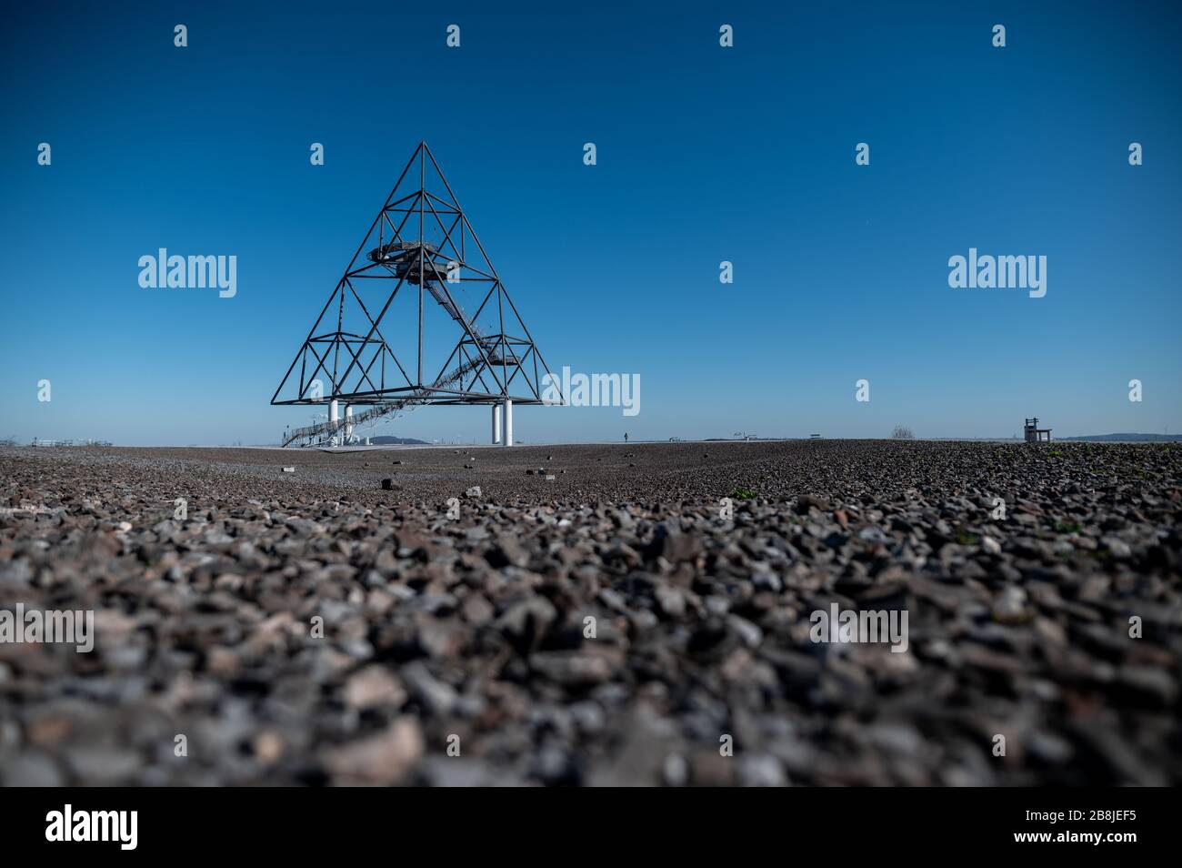 Bottrop, Deutschland. März 2020. Fast menschenleer ist der Tetraeder Bottrop. Die Naherholungsgebiete des Ruhrgebiets werden trotz der Pandemie weiterhin besucht. Kredit: Fabian Strauch / dpa / Alamy Live News Stockfoto