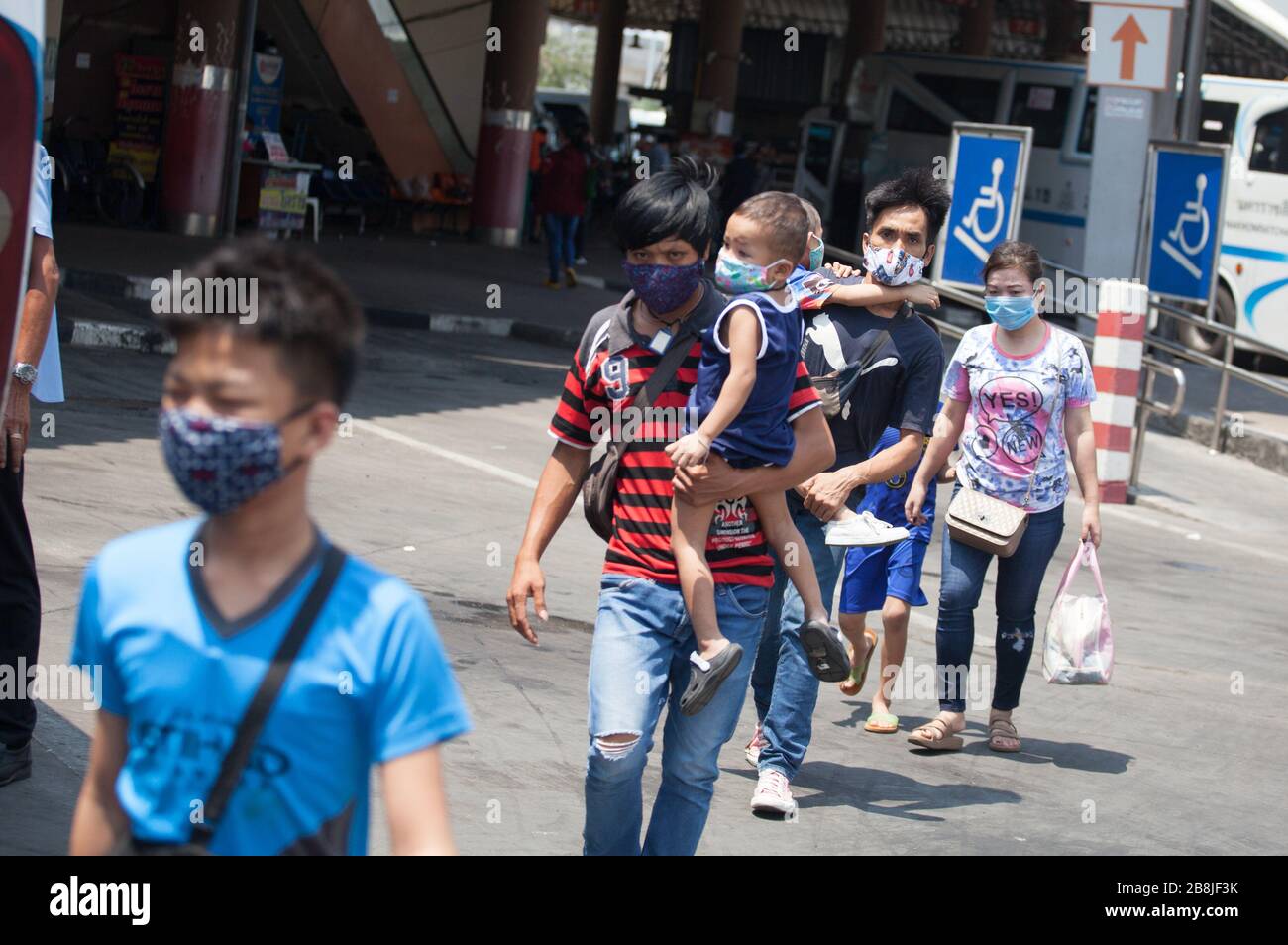 Bangkok, Thailand. März 2020. Ausländische Arbeiter, die Gesichtsmasken am Busbahnhof Mo Chit inmitten der Befürchtungen von Coronavirus in Bangkok tragen.Laos hat seine vier Einwanderungskontrollpunkte in der Nähe der thailändischen Provinz Nakhon Phanom geschlossen und gesagt, dass es nicht genug medizinisches Personal hat, um an den vier Orten nach dem Covid-19-Coronavirus zu sehen. Kredit: Adisorn Chabsungnoen/SOPA images/ZUMA Wire/Alamy Live News Stockfoto