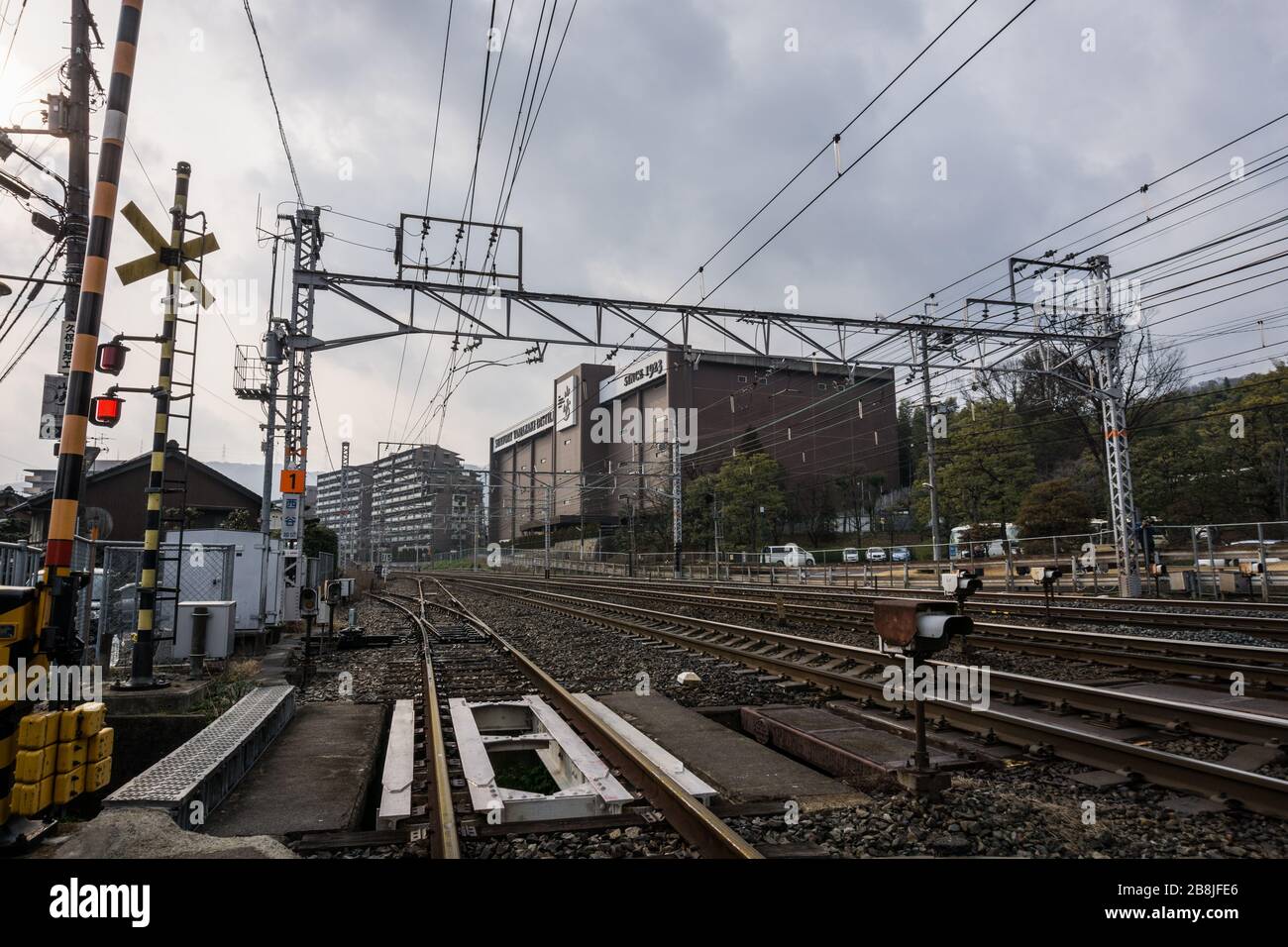 Außenansicht der Suntory Yamazaki Distillery in Osaka, Japan, von den Bahngleisen in der Nähe aus. Stockfoto