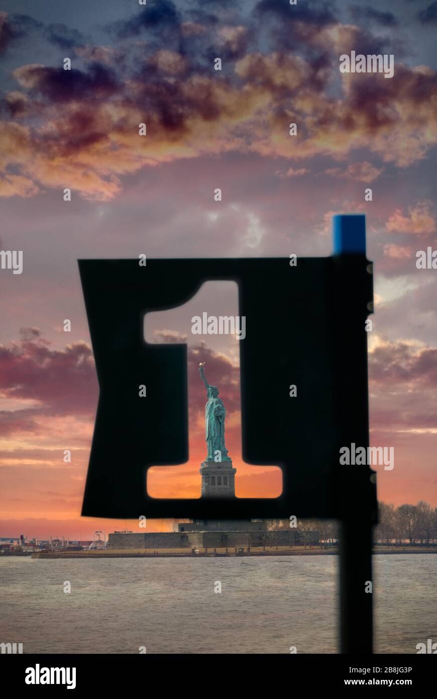Amerika An Erster Stelle. Freiheitsstatue in New York, Vereinigte Staaten von Amerika, durch ein Hafenschild mit der Nummer 1 herausgeschnitten. Amerika #1. Stockfoto