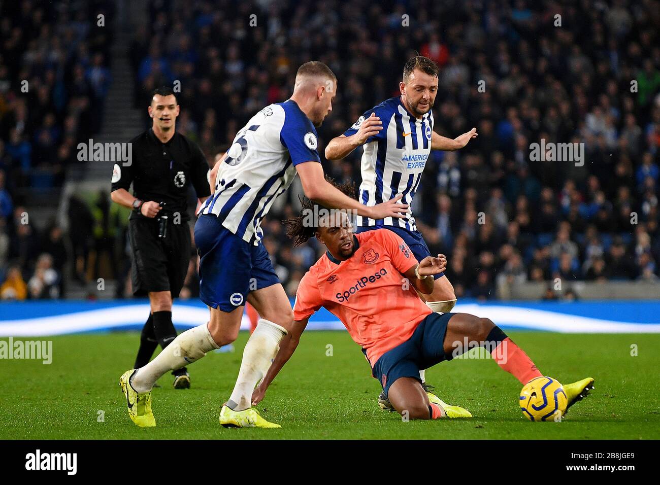 Alex Iwobi aus Everton in Aktion mit Adam Webster (L) und Dale Stephens (R) aus Brighton und Hove Albion - Brighton & Hove Albion V Everton, Premier League, Amex Stadium, Brighton, UK - 26. Oktober 2019 nur redaktionelle Verwendung - DataCo Einschränkungen gelten Stockfoto