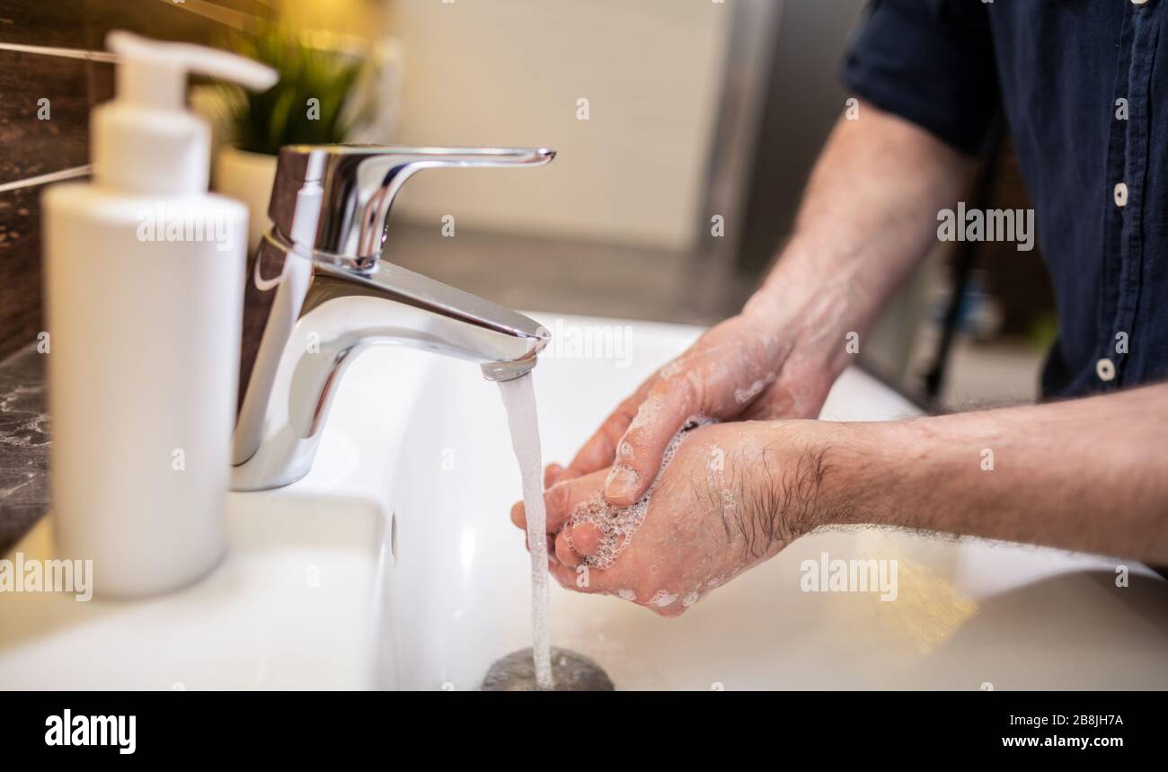 Hände mit Seife und heißem Wasser waschen. Vorbeugungscoronavirus. Corona Virus (Kovid 19) Pandemieschutz durch Händewaschen. Stockfoto