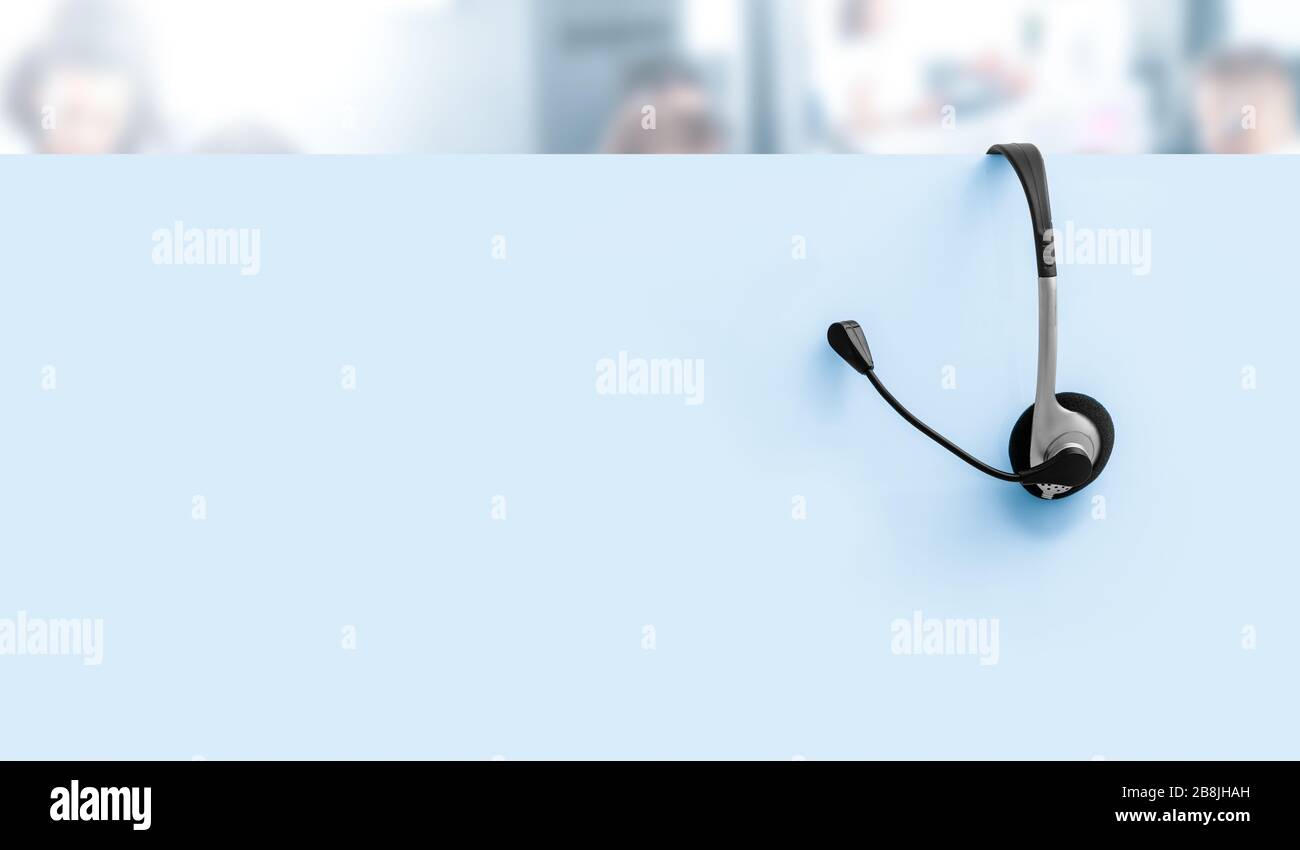 Kommunikations-Support, Call Center und Customer Service Helpdesk. VOIP-Headset auf gelbem Wandhintergrund. Stockfoto