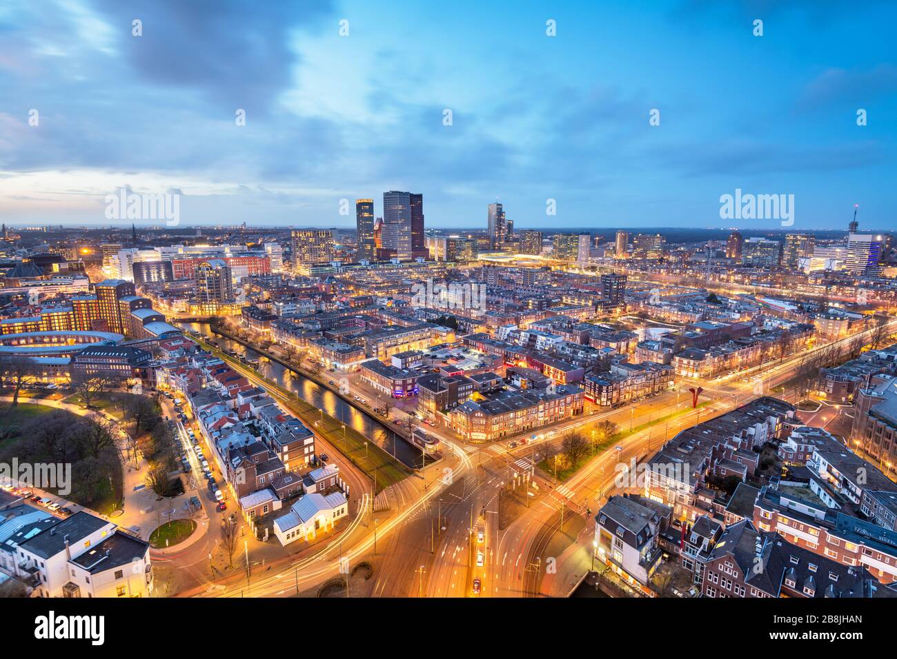 Den Haag, die Skyline der niederländischen Innenstadt bei Dämmerung. Stockfoto