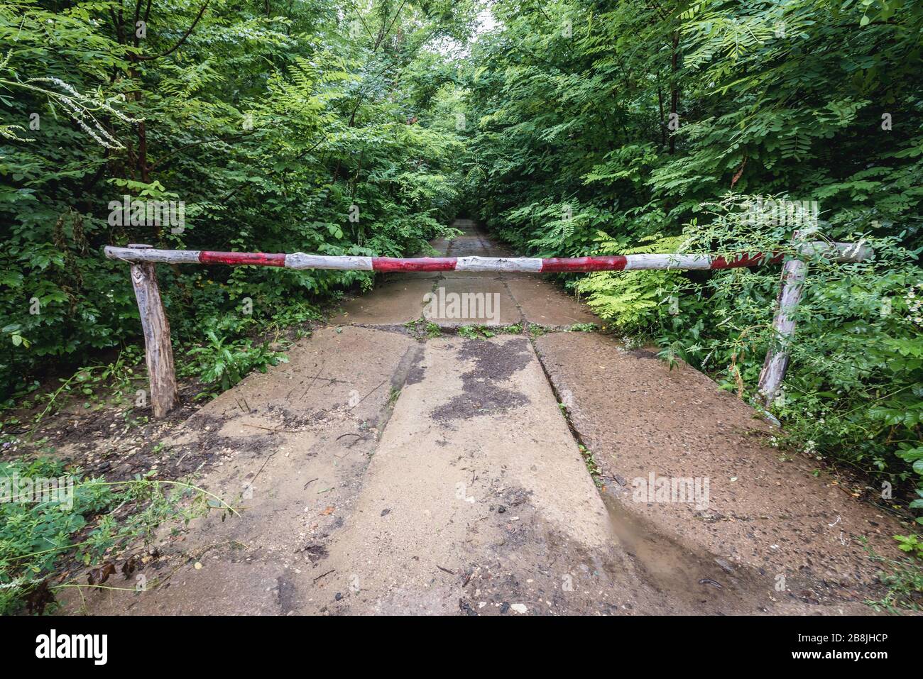Barriere bei Objekt 1180 - Postbunkeranlage des sowjetischen Reservekommandos des Warschauer Paktes aus der Zeit des Kalten Krieges in der Nähe des Dorfes Oliscani in Moldawien Stockfoto
