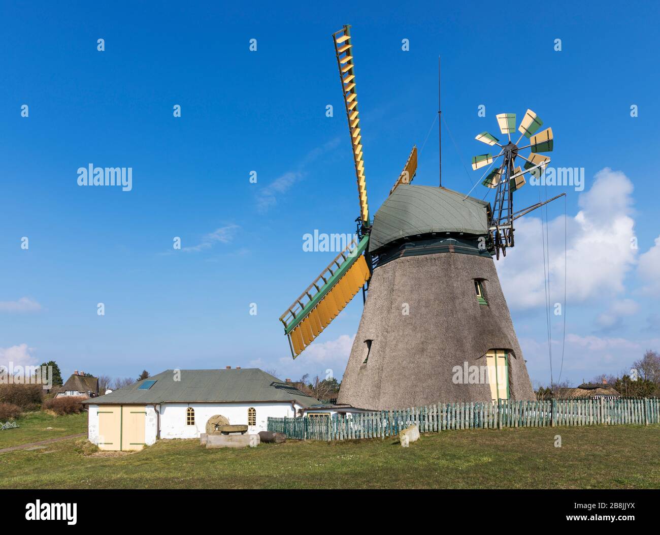 Historische Windmühle und Museumsbau im Dorf Nebel auf der deutschen Nordseeinsel Amrum Stockfoto