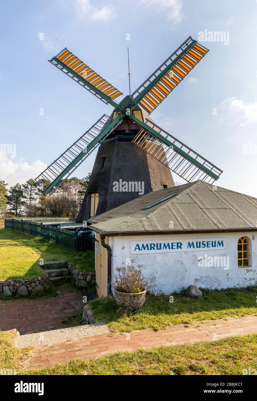 Historische Windmühle und Museumsbau im Dorf Nebel auf der deutschen Nordseeinsel Amrum Stockfoto