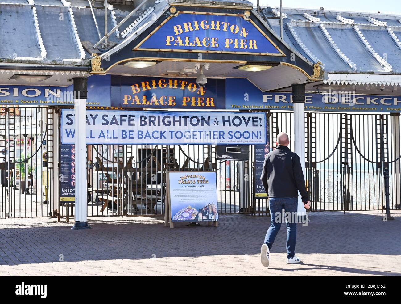 Brighton UK 22. März 2020 - Brighton Palace Pier ist während der Coronavirus COVID-19-Pandemie-Krise für die Öffentlichkeit gesperrt. Kredit: Simon Dack / Alamy Live News Stockfoto