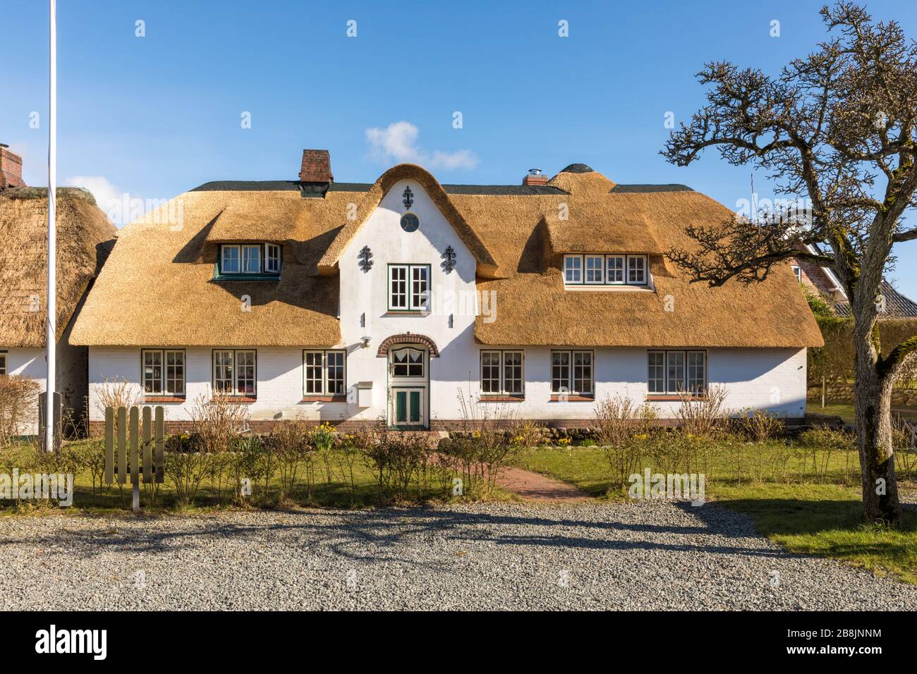 Traditionelles friesisches Haus mit neuem Reetdach bei der Ortschaft Nebel, deutsche Nordseeinsel Amrum Stockfoto