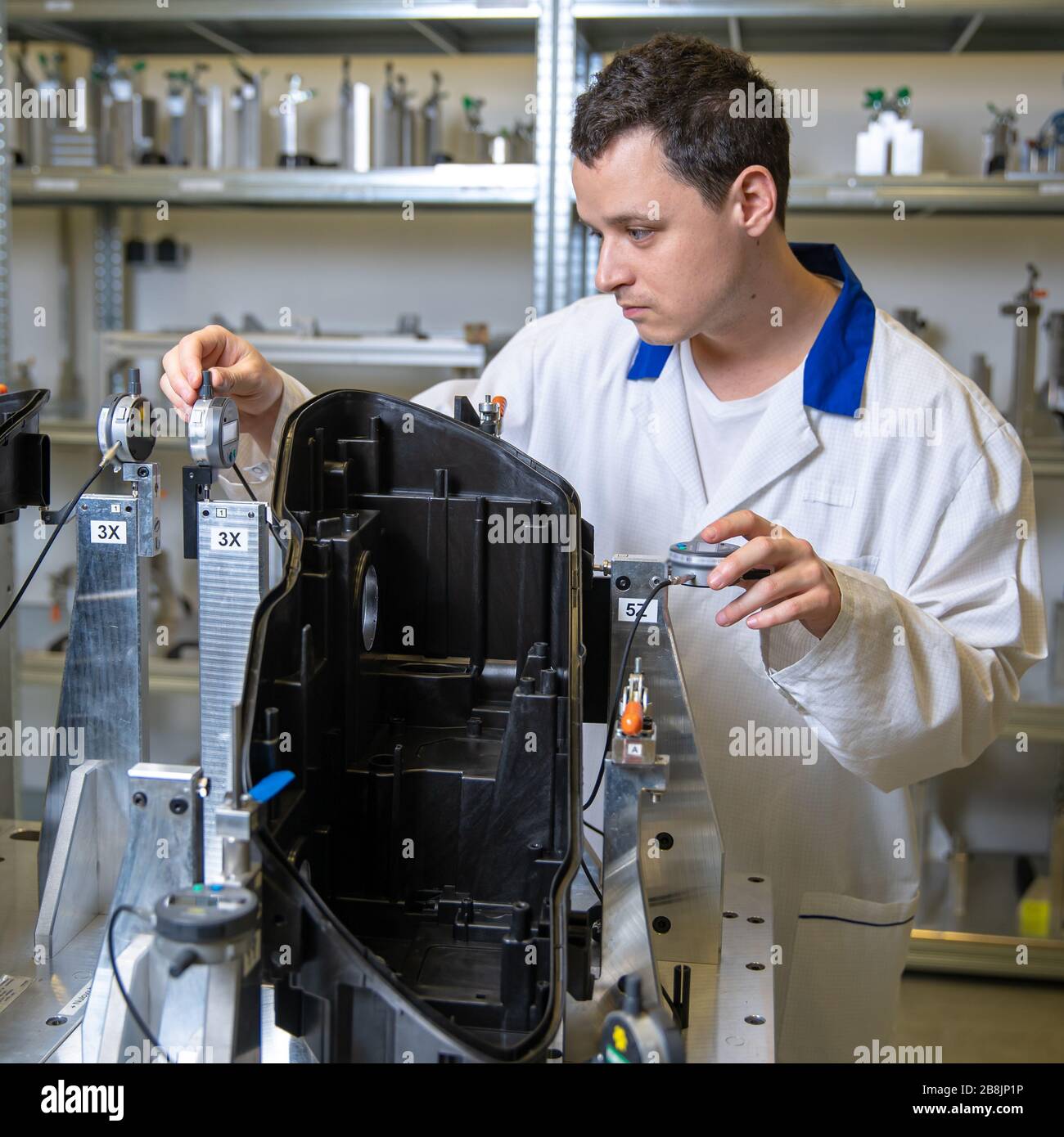 Instrument zur präzisen 3D-Messung von Kunststoffformteilen für die Automobilindustrie Stockfoto