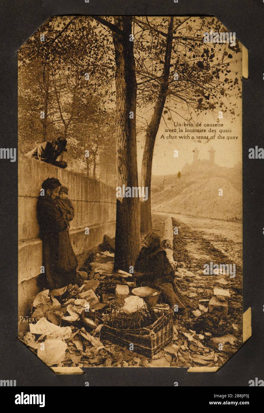 Album der Ansichten von Paris. Ein Chat mit dem Mieter des Docks Album de vues de Paris. UN brin de causette avec la locataire des quais. Postale Carte. Editeur: Patras (Louis?) 1900-1930. Musée des Beaux-Arts de la Ville de Paris, Petit Palais. Stockfoto