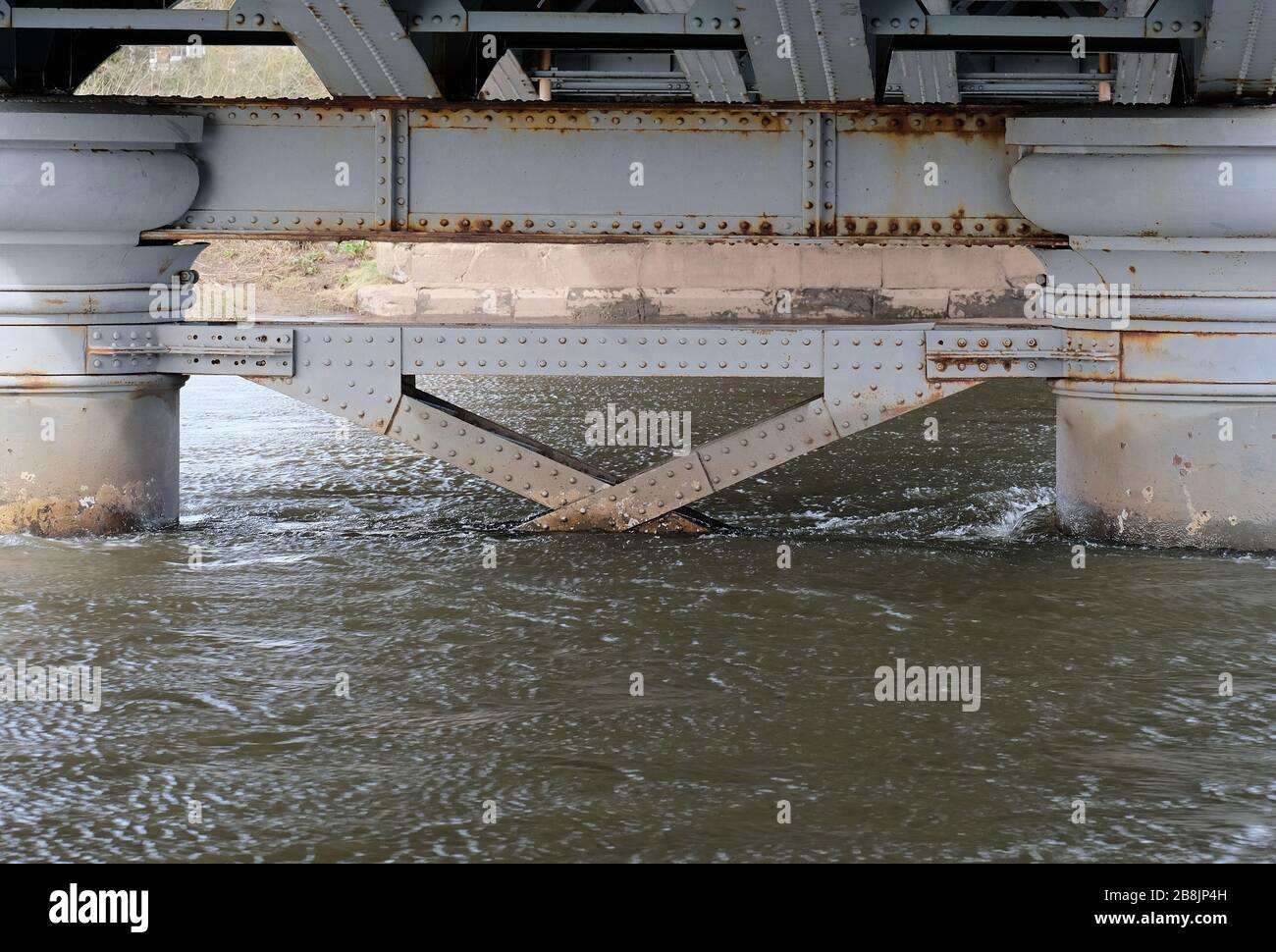 Stahlbrücke Stützpfeiler in einem überfluteten Fluss Stockfoto