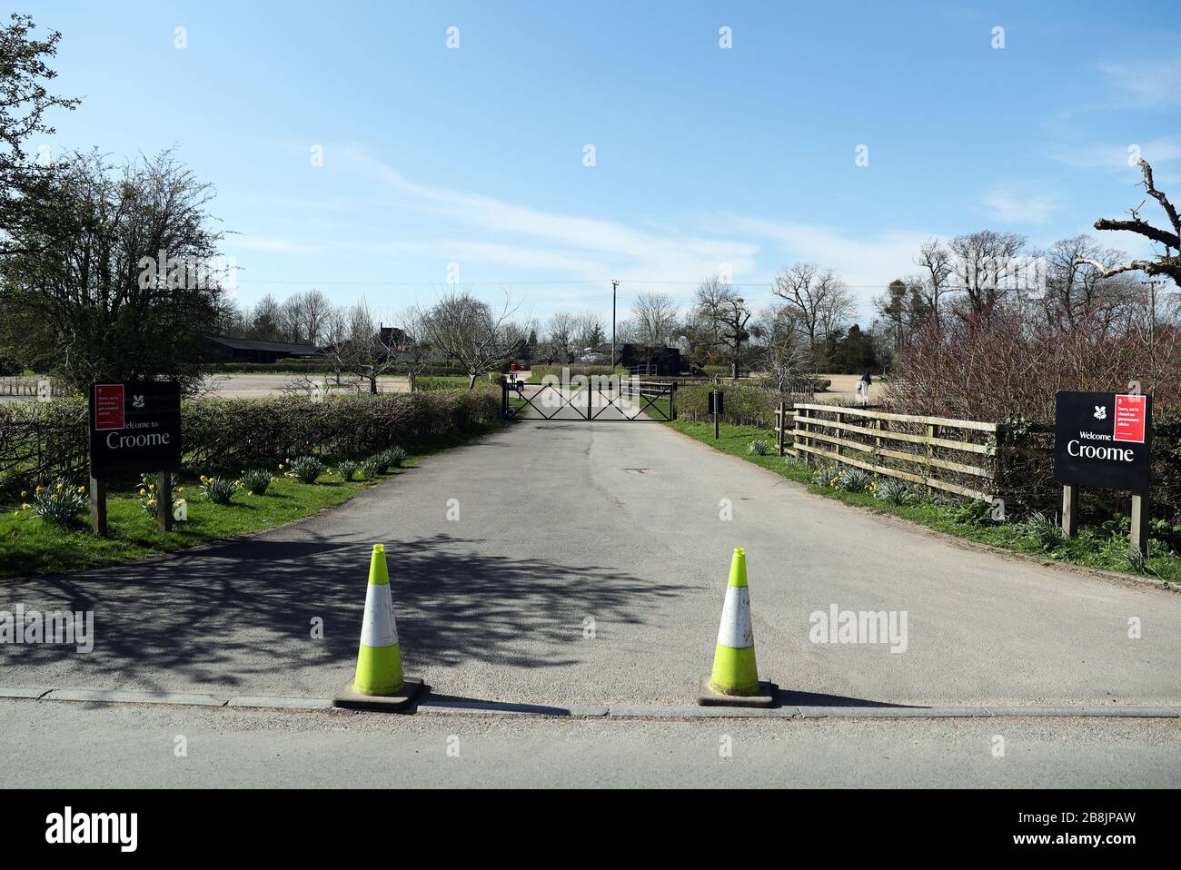 Verkehrshütchen blockieren den Eingang zu Croome in Worcestershire, nachdem der National Trust angekündigt hatte, alle Parks und Gärten in ganz Großbritannien bis auf weiteres geschlossen zu haben. Stockfoto