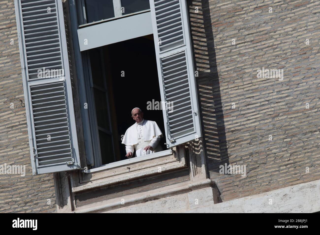 Vatikanstadt, Italien. 22. März 2020 - Vatikanstadt (Heiliger Stuhl) - PAPST FRANZISKUS segnet einen leeren Petersplatz, nachdem er live seine traditionelle Sonntagsansprache gestreamt hat.vor dem Angelus überqueren nur wenige Menschen den Petersplatz in einem Wüstenrom. © Evandro Inetti über ZUMA Wire Credit: Evandro Inetti/ZUMA Wire/Alamy Live News Stockfoto