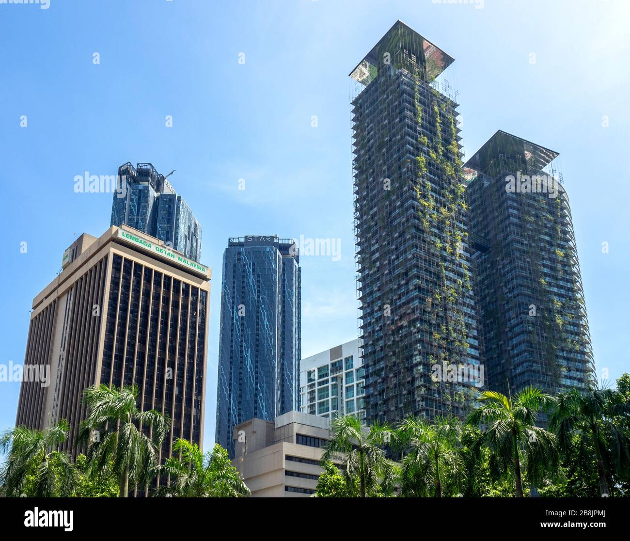 Malaysische Gummi Forschung und Entwicklung Board Gebäude und Le Nouvel KLCC Wohntürme mit vertikalen Gärten Kuala Lumpur City Centre Malaysia Stockfoto