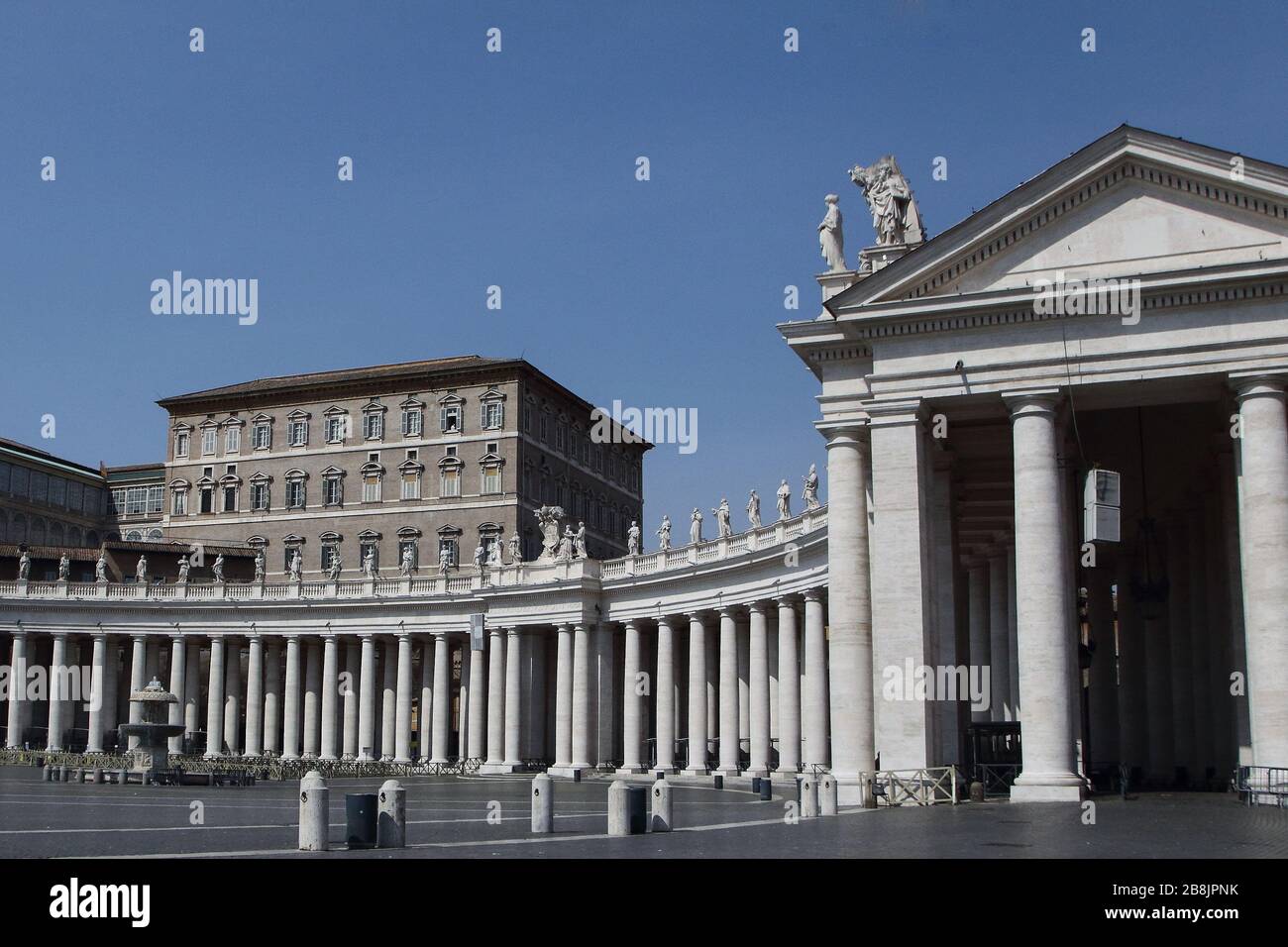 Vatikanstadt, Italien. 22. März 2020 - Vatikanstadt (Heiliger Stuhl) - PAPST FRANZISKUS segnet einen leeren Petersplatz, nachdem er live seine traditionelle Sonntagsansprache gestreamt hat.vor dem Angelus überqueren nur wenige Menschen den Petersplatz in einem Wüstenrom. © Evandro Inetti über ZUMA Wire Credit: Evandro Inetti/ZUMA Wire/Alamy Live News Stockfoto