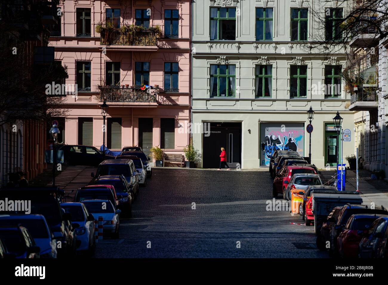 22. März 2020: Eine Frau ist auf einer leeren Straße zu sehen, während der Berliner Senat weitere Vorkehrungen zur Eindämmung der Coronavirus-Pandemie beschlossen hat. Daher sind keine Veranstaltungen, Treffen und Zusammenkünfte von mehr als zehn Personen mehr erlaubt. Der körperliche Kontakt mit anderen Menschen soll künftig auf ein absolut notwendiges Minimum reduziert werden. Wo immer möglich, sollte ein Mindestabstand zwischen zwei Personen von 1,5 Metern eingehalten werden. Credit: Jan Scheunert/ZUMA Wire/Alamy Live News Stockfoto