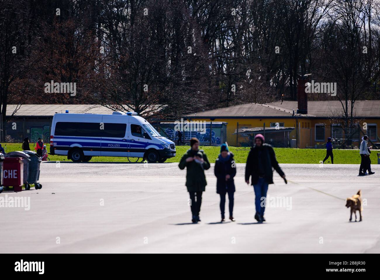 22. März 2020: Ein Polizeiwagen patrouilliert am Flughafen Tempelhof, während der Berliner Senat weitere Vorkehrungen zur Eindämmung der Coronavirus-Pandemie beschlossen hat. Daher sind keine Veranstaltungen, Treffen und Zusammenkünfte von mehr als zehn Personen mehr erlaubt. Der körperliche Kontakt mit anderen Menschen soll künftig auf ein absolut notwendiges Minimum reduziert werden. Wo immer möglich, sollte ein Mindestabstand zwischen zwei Personen von 1,5 Metern eingehalten werden. Credit: Jan Scheunert/ZUMA Wire/Alamy Live News Stockfoto