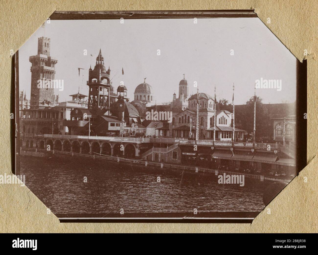 Album der Universalausstellung von 1900. Quai des Nations Anonyme. Album de l'Exposition universelle de 1900. Quai des Nations. 1900. Musée des Beaux-Arts de la Ville de Paris, Petit Palais. Stockfoto