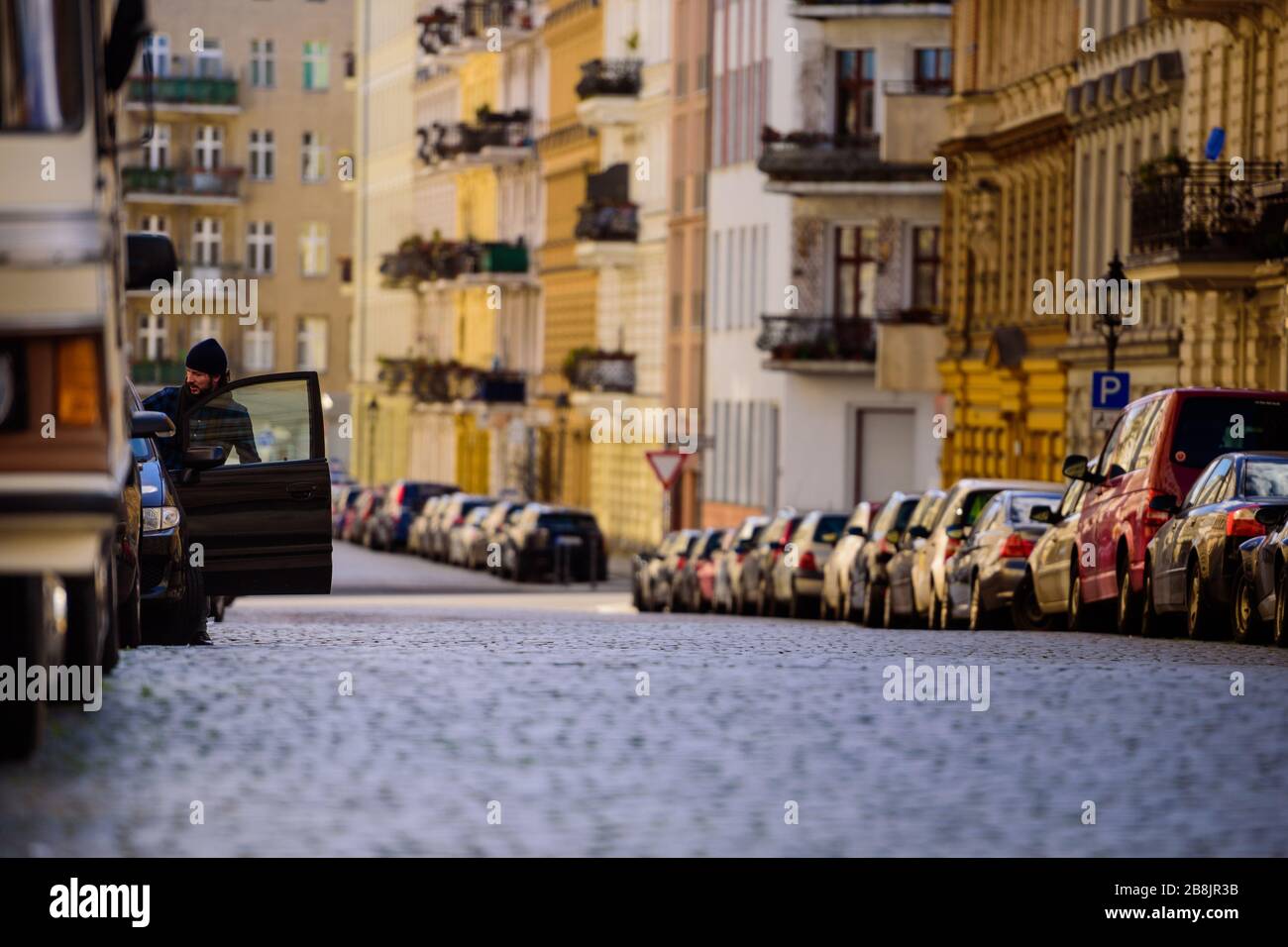 22. März 2020: Ein Mann betritt ein Auto in einer leeren Straße in Berlin-Kreuzberg, während der Berliner Senat weitere Vorsichtsmaßnahmen zur Eindämmung der Coronavirus-Pandemie beschlossen hat. Daher sind keine Veranstaltungen, Treffen und Zusammenkünfte von mehr als zehn Personen mehr erlaubt. Der körperliche Kontakt mit anderen Menschen soll künftig auf ein absolut notwendiges Minimum reduziert werden. Wo immer möglich, sollte ein Mindestabstand zwischen zwei Personen von 1,5 Metern eingehalten werden. Credit: Jan Scheunert/ZUMA Wire/Alamy Live News Stockfoto