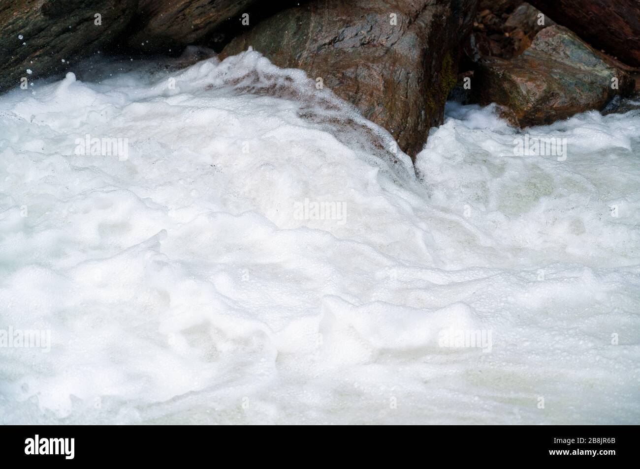 Blaues und türkisblaues Wasser mit unregelmäßiger Wellenstruktur Stockfoto