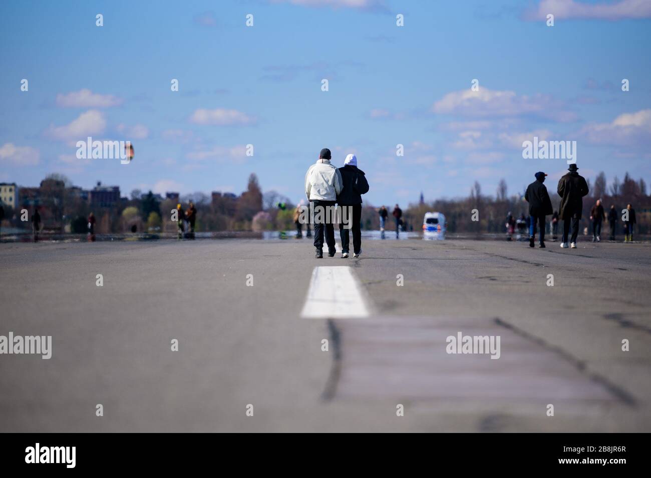 22. März 2020: Ein Paar läuft Arm in Arm auf der ehemaligen Landebahn des Flughafens Templhof, während der Berliner Senat weitere Vorsichtsmaßnahmen zur Eindämmung der Coronavirus-Pandemie beschlossen hat. Daher sind keine Veranstaltungen, Treffen und Zusammenkünfte von mehr als zehn Personen mehr erlaubt. Der körperliche Kontakt mit anderen Menschen soll künftig auf ein absolut notwendiges Minimum reduziert werden. Wo immer möglich, sollte ein Mindestabstand zwischen zwei Personen von 1,5 Metern eingehalten werden. Credit: Jan Scheunert/ZUMA Wire/Alamy Live News Stockfoto