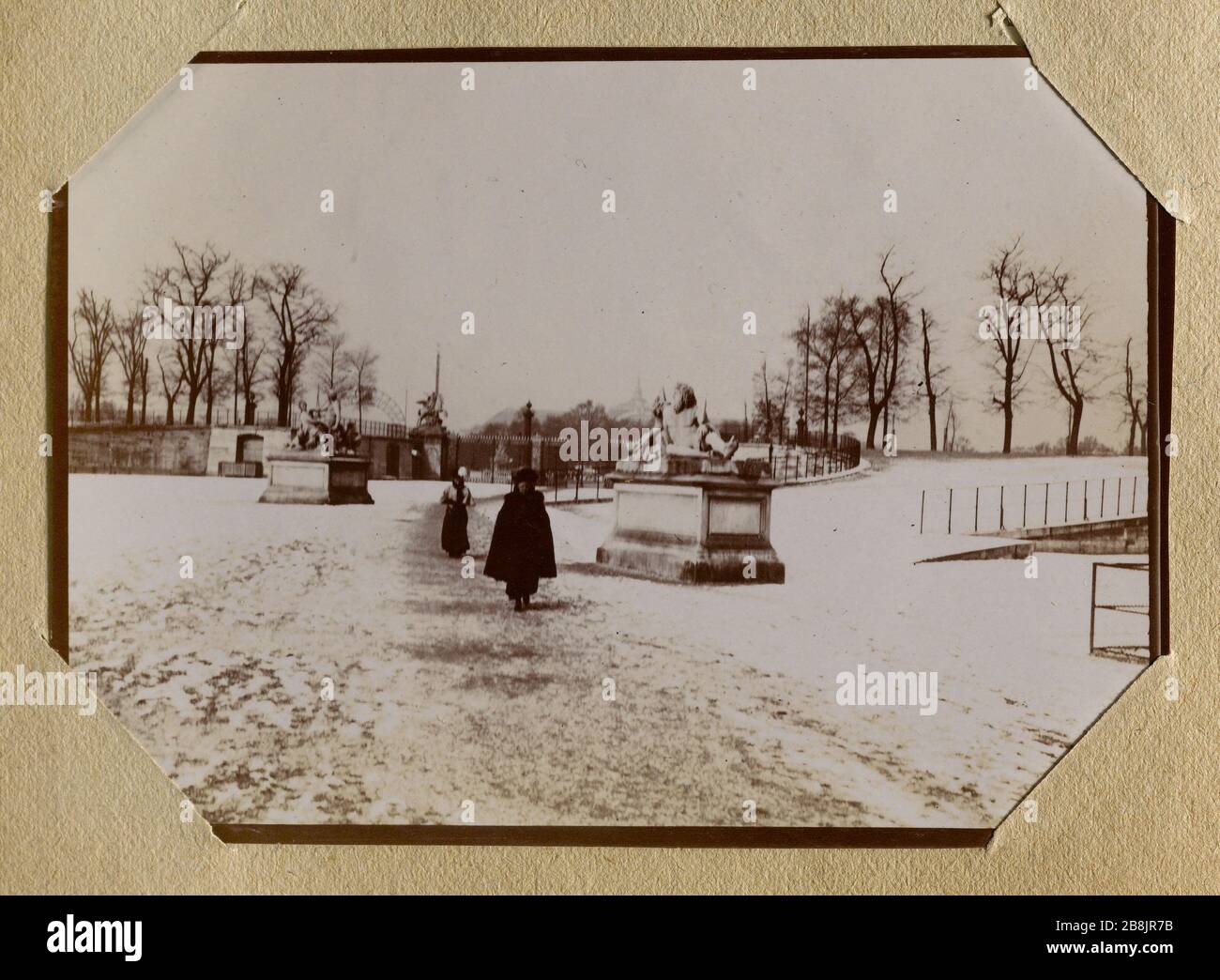 Album der Universalausstellung 1900 [Tuileries Gardens in the Snow] Anonyme. Album de l'Exposition universelle de 1900. Le jardin des Tuileries sous la neige. 1900. Musée des Beaux-Arts de la Ville de Paris, Petit Palais. Stockfoto