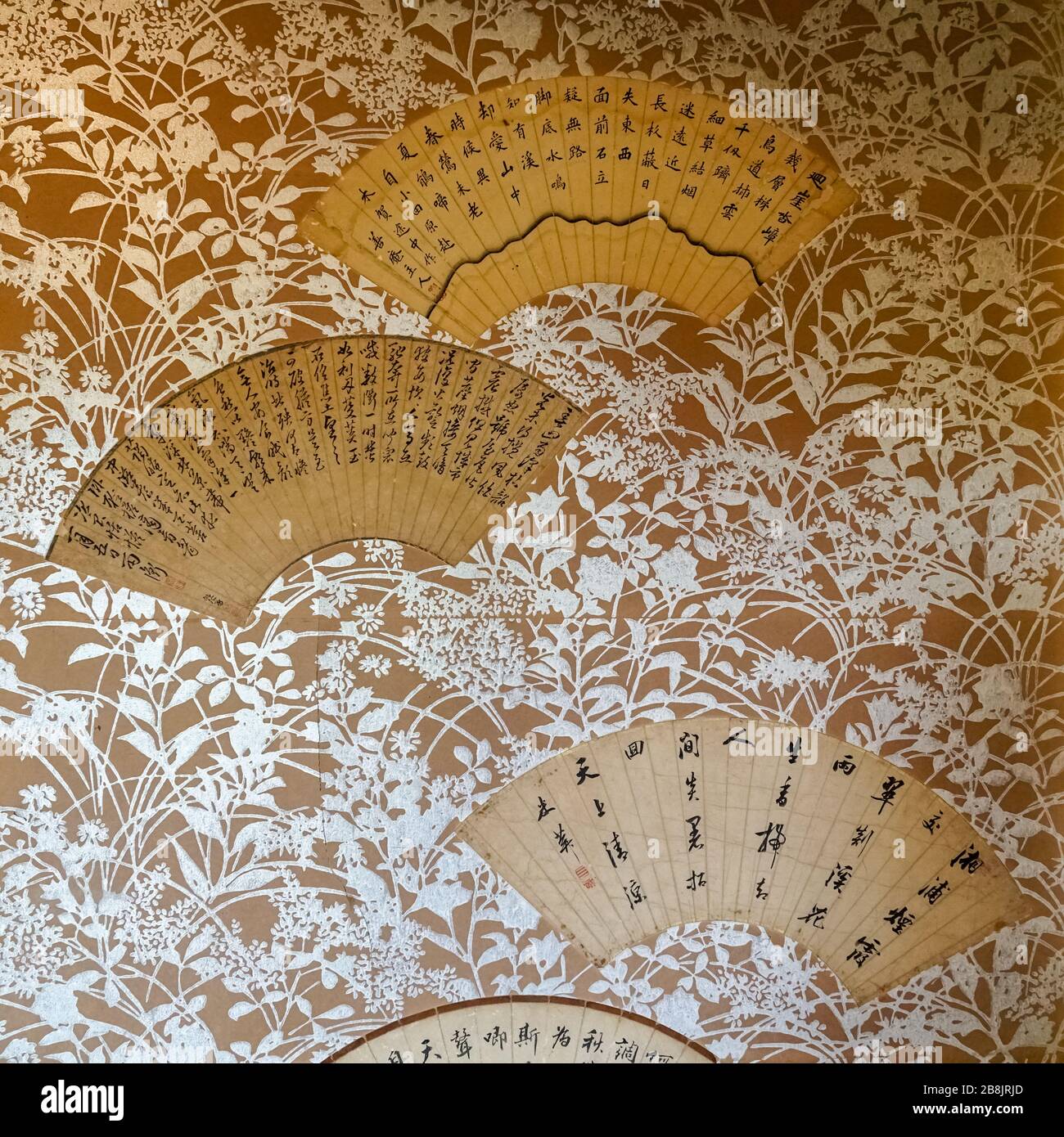 Japanische Vintage-Tapete mit Fans, japanischem Schreiben und pflanzlichem Motiv Stockfoto