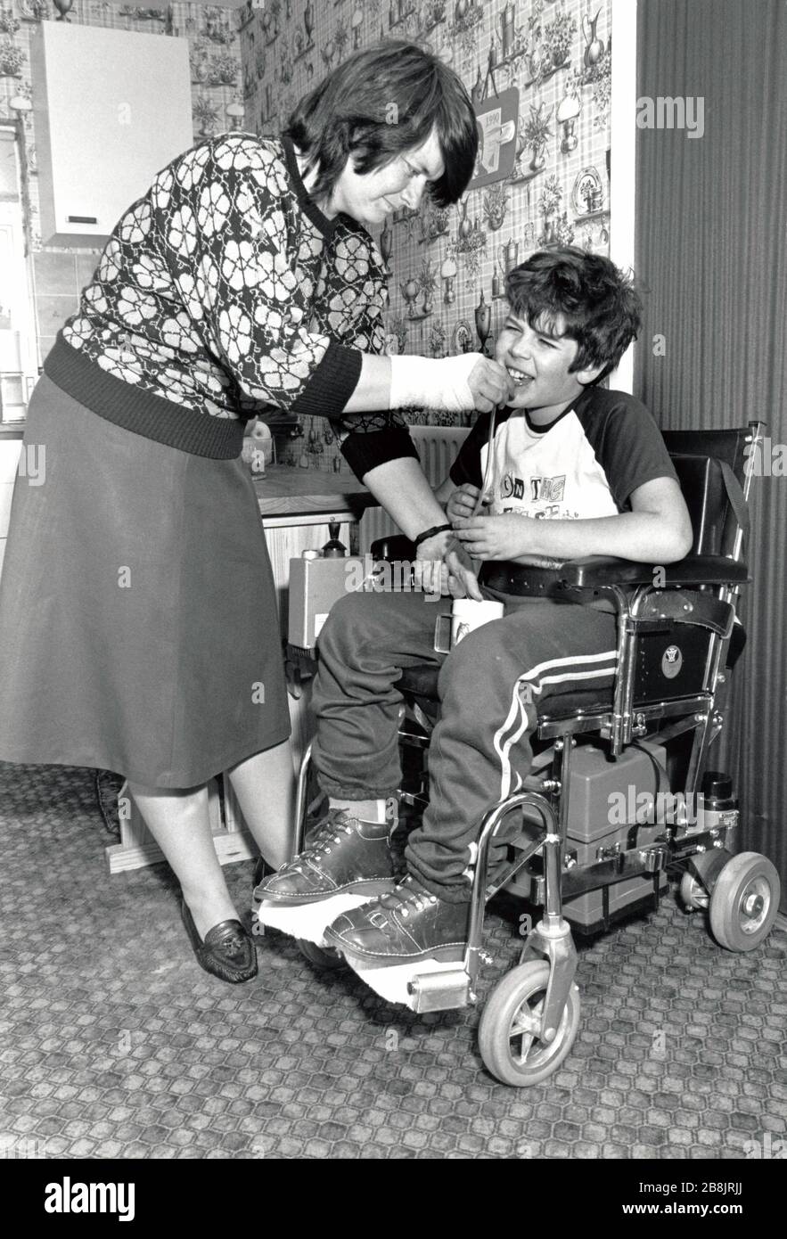 Behinderter Junge mit seiner Mutter, Großbritannien 1990 Stockfoto