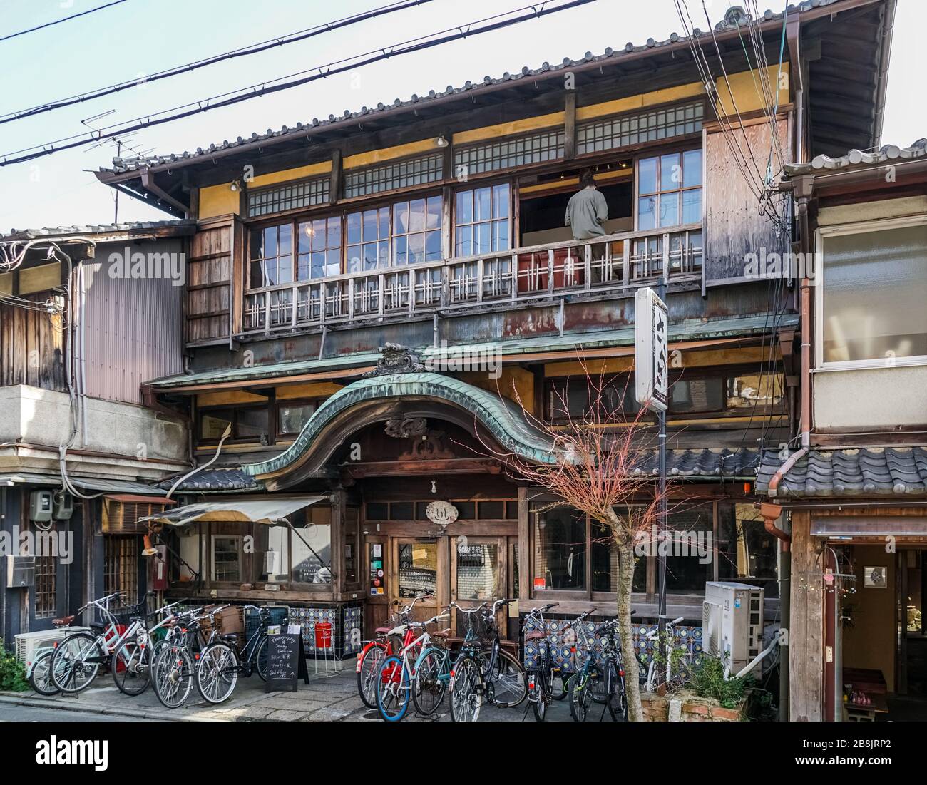 Das japanische Sento (traditionelles Badehaus) in Kyoto, Sarasa, hat sich zu einem angesagten Kaffeehaus reformiert Stockfoto