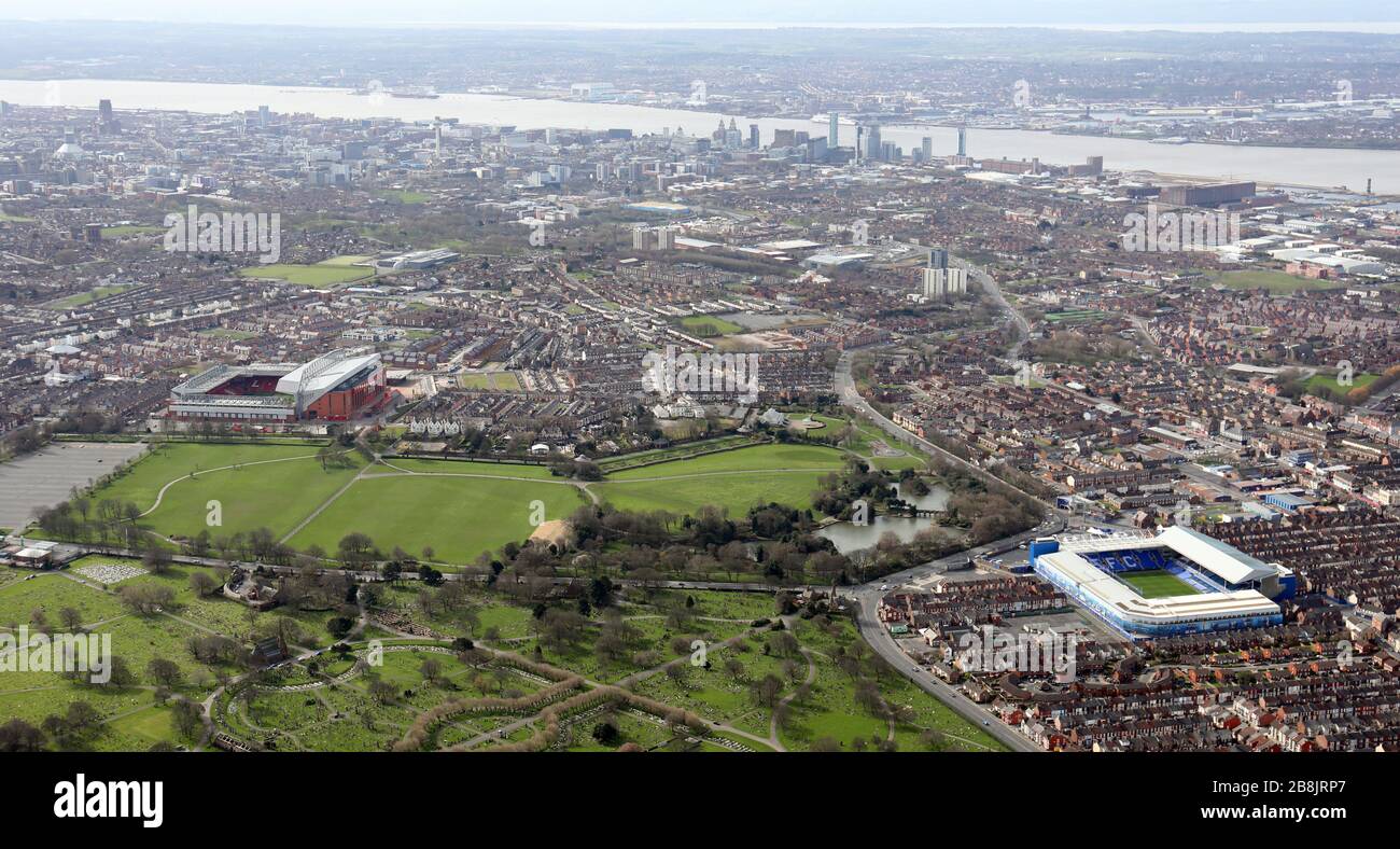 Luftbild des Fußballgeländes FC Everton und des FC Liverpool mit Stanley Park zwischen ihnen, Liverpool Stockfoto