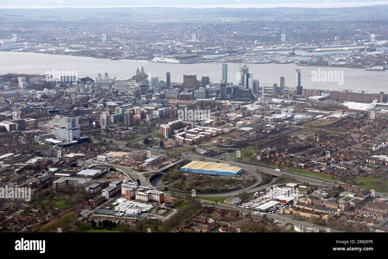Luftaufnahme der Liverpooler Skyline von Osten mit dem Fluss Mersey und dem Wirral im Hintergrund Stockfoto