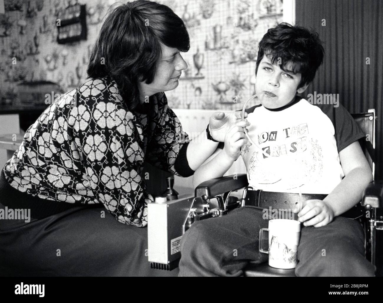 Behinderter Junge mit seiner Mutter, Großbritannien 1990 Stockfoto