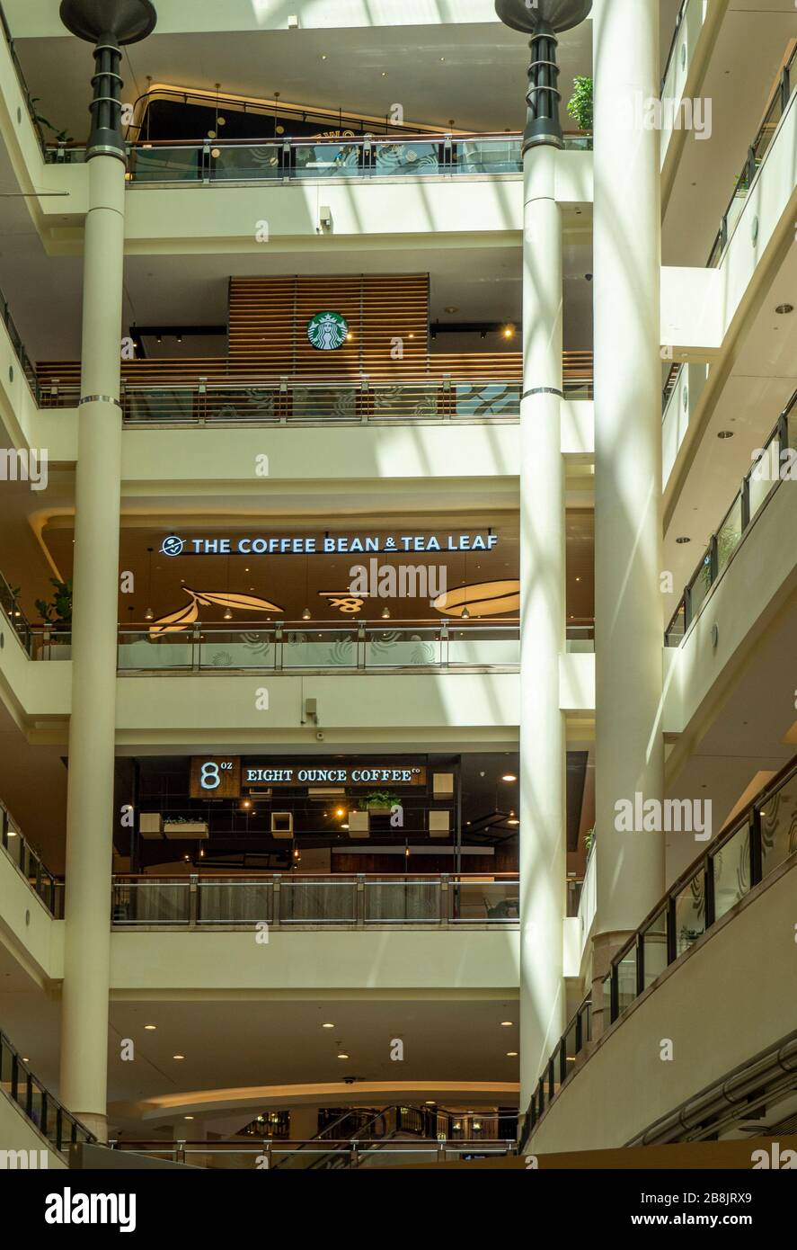 Starbucks, 8 Unzen Kaffee, Kaffeebohne und Teeblatt Coffee Shops jeweils auf einer anderen Ebene der Suria KLCC Shopping Mall am Fuße der Petronas Towers. Stockfoto