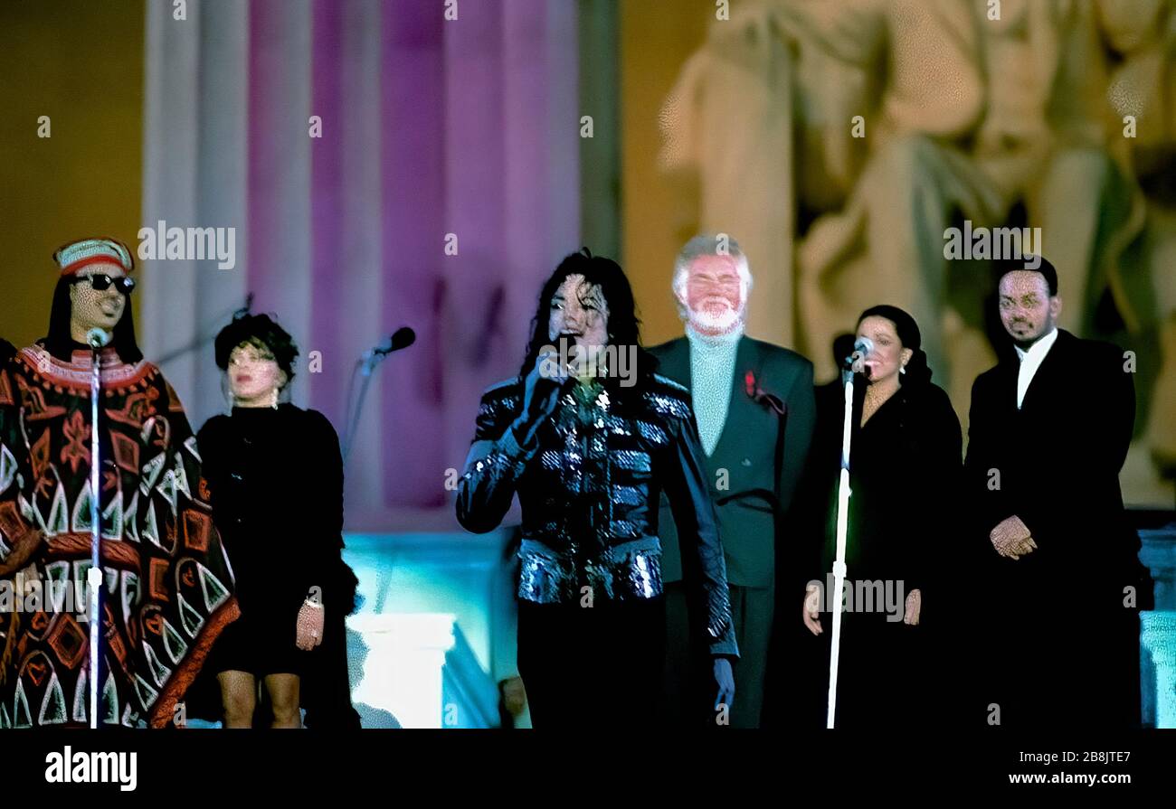 Washington, D.C. USA, 18. Januar 1993 Michael Jackson, Kenny Rogers, Diana Ross und Stevie Wonder warten auf der Bühne bei der Eröffnungsgala des Lincoln Memorial für Präsident William Clinton und Vizepräsident Albert GoreJr. Stockfoto