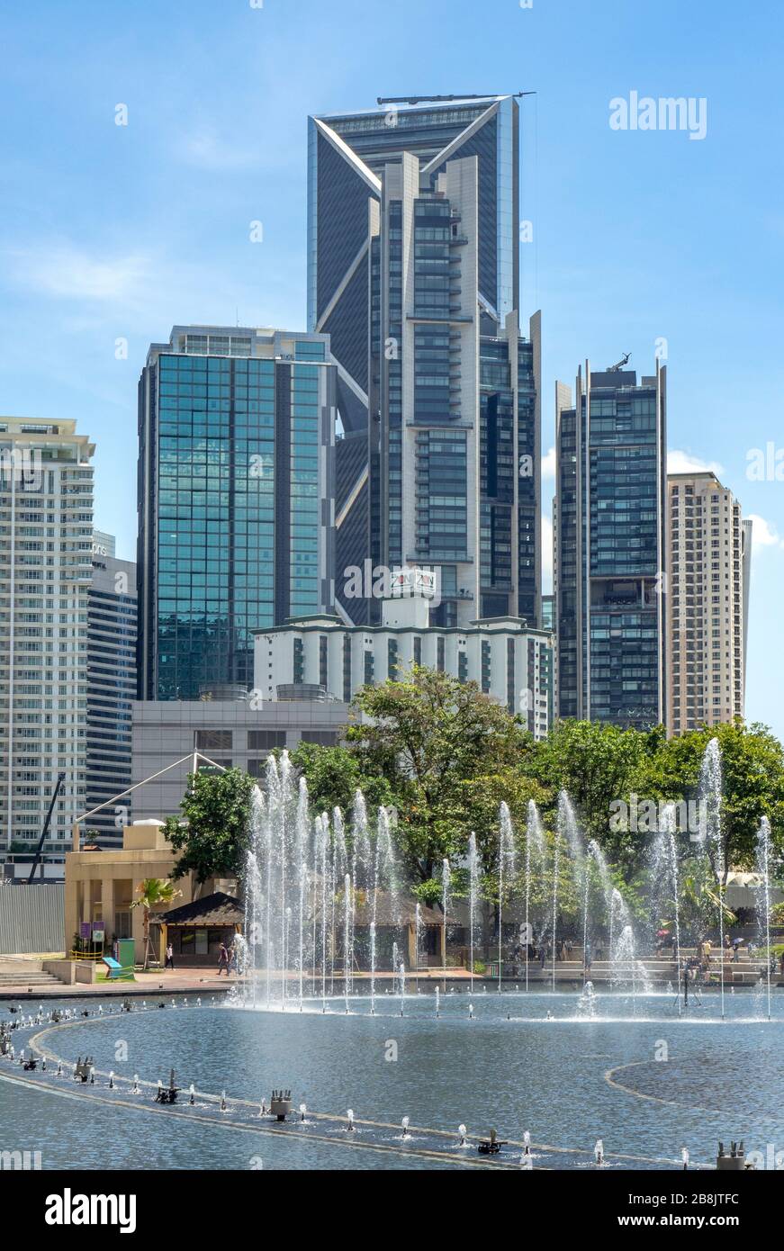 Büro- und Wohnhochhäuser und Brunnen im Symphony Lake KLCC Park Kuala Lumpur Malaysia. Stockfoto