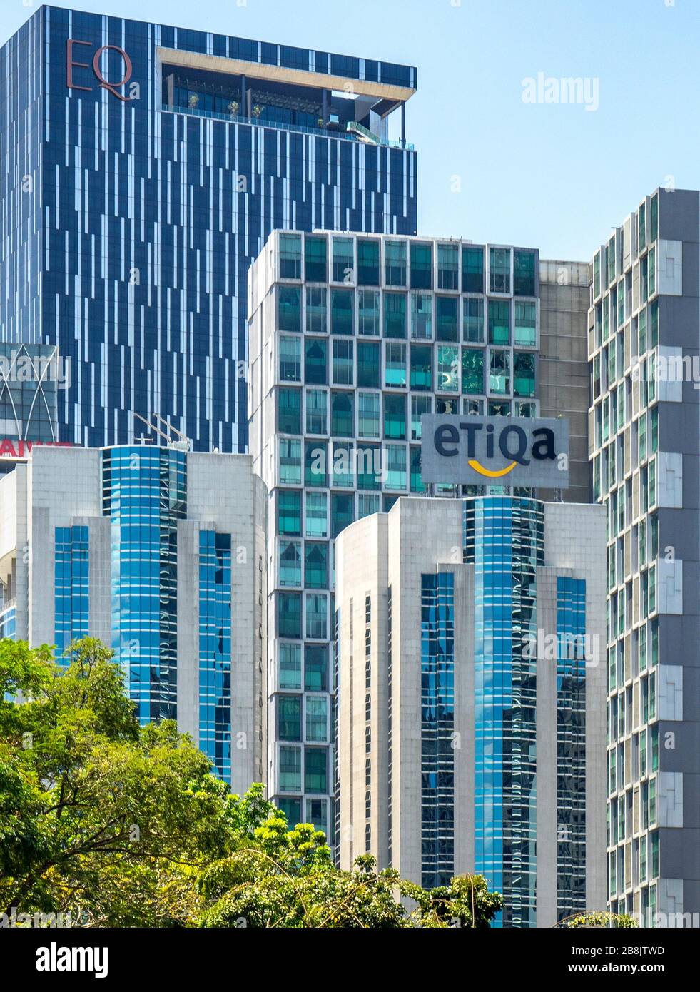 Bürotürme, darunter Etiqa und EQ Hotel KLCC im Zentrum von Kuala Lumpur Malaysia. Stockfoto