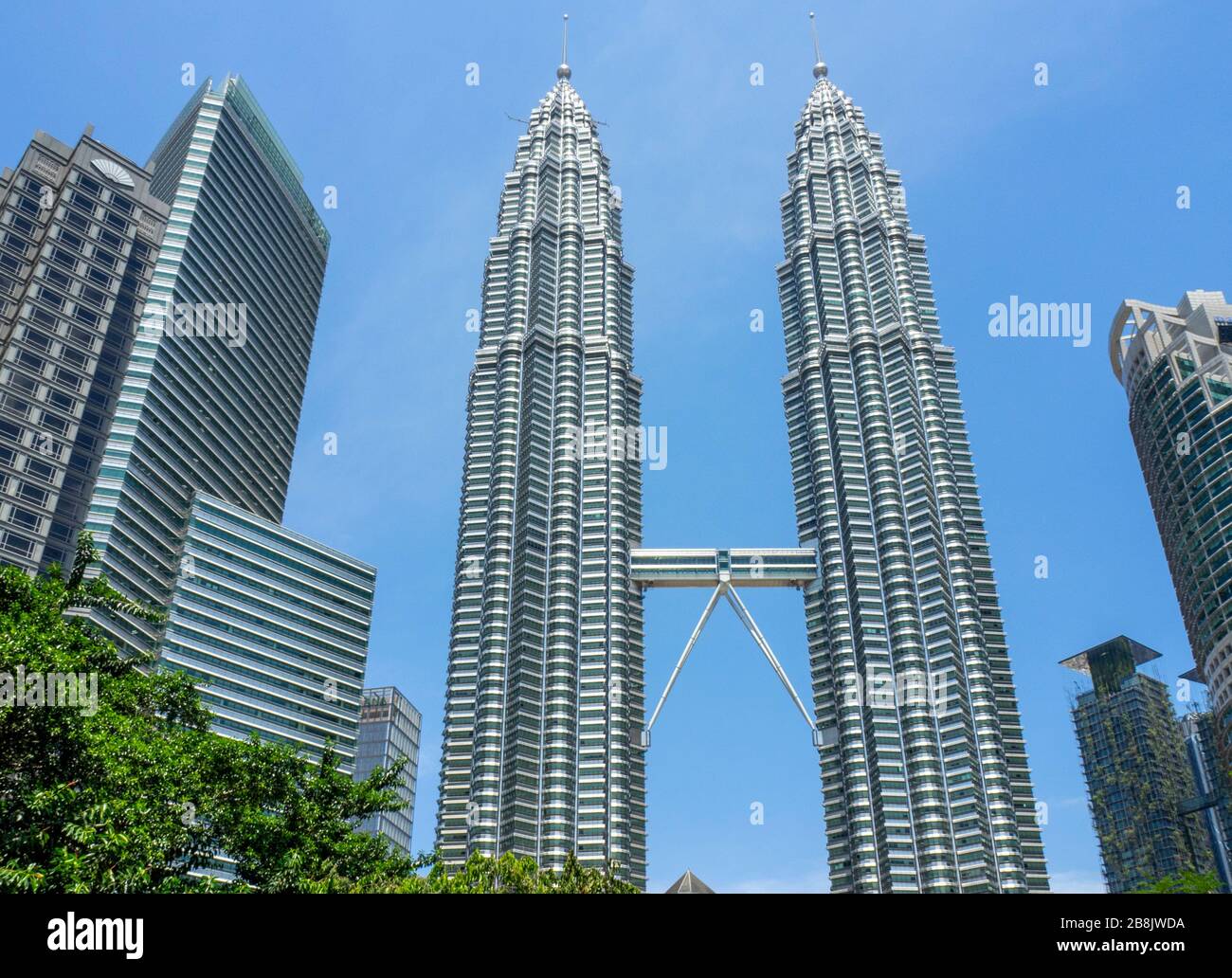 Petronas Tower 3 und die Petronas Twin Towers Kuala Lumpur Malaysia. Stockfoto