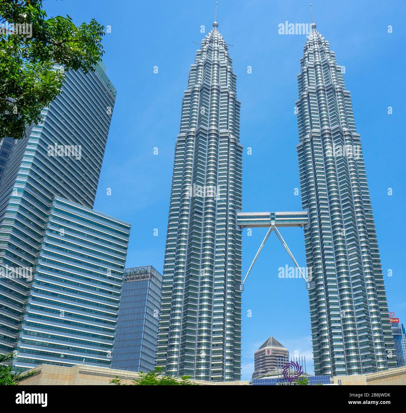 Petronas Tower 3 und die Petronas Twin Towers Kuala Lumpur Malaysia. Stockfoto