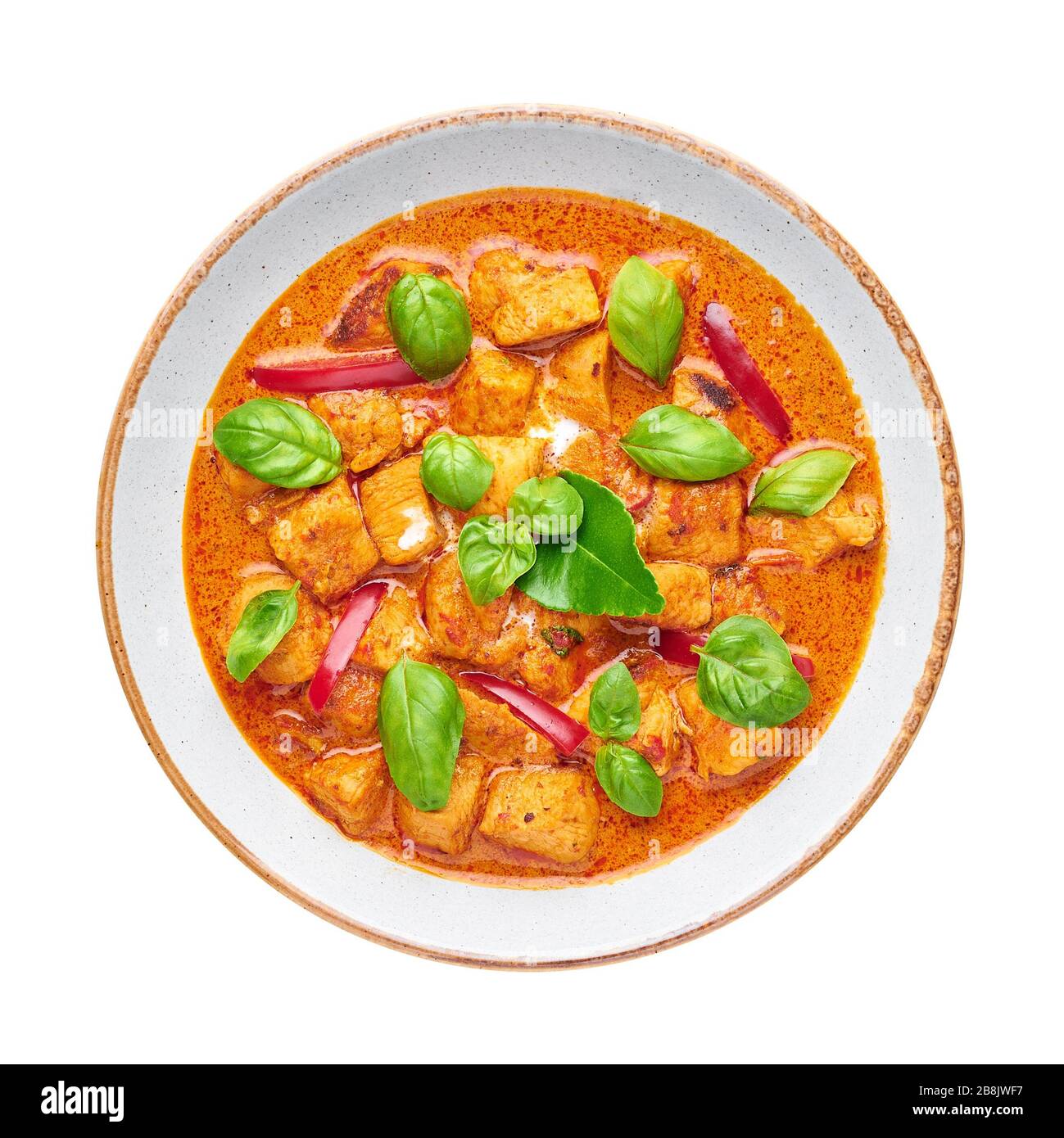 Thai Panang Chicken Curry isoliert auf weißem Hintergrund. Phanaeng Curry ist ein thailändisches Gericht mit Huhn, Kaffir-Kalkblättern, roter Curry-Sauce und Schleie Stockfoto